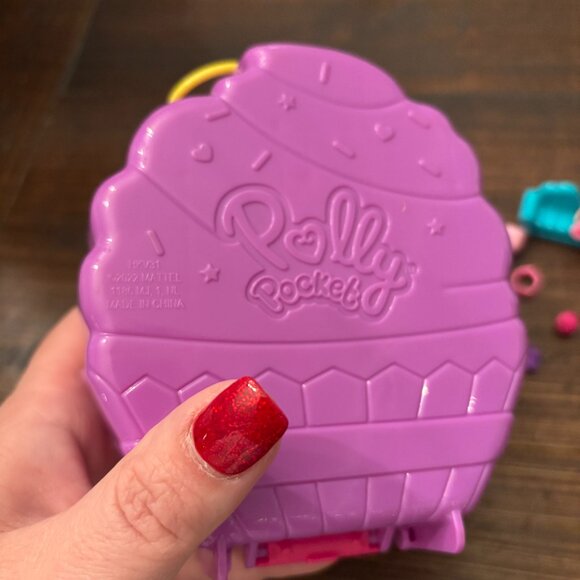 Polly Pocket Something Sweet Cupcake Compact Doll Playset - Picture 2 of 5